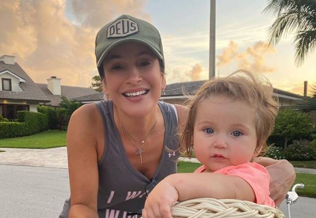 Filha de Claudia Leitte aparece enfadada durante ataque fofo dos pais