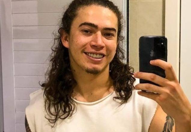 Whindersson Nunes sorri enquanto posa para foto (Reprodução/Instagram)