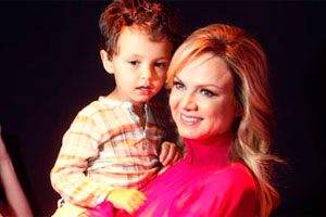 Eliana leva o filho na coletiva de imprensa do Teleton