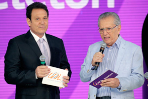 Carlos Alberto doa banco da Praça para o Teleton