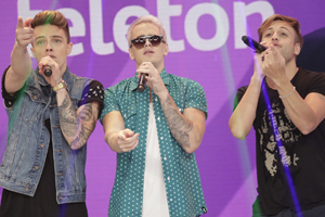 Banda Fly canta Quero Você no palco do Teleton
