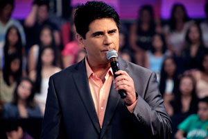 Cesar Filho se emociona ao se despedir do SBT