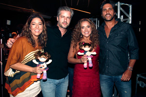 Daniela Mercury e esposa posam com Victor e Leo