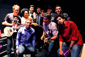 Danilo Gentili posa com elenco do The Noite nos bastidores