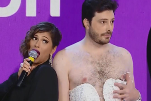 Lívia Andrade e Danilo Gentili trocam de roupa no palco do Teleton