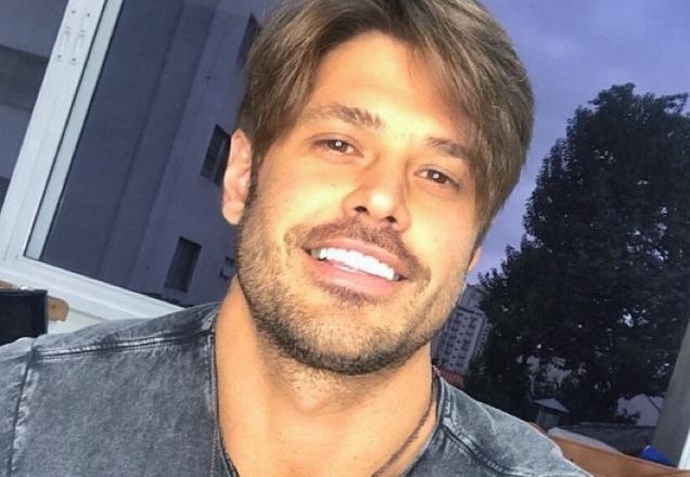 Dado Dolabella posa para foto (Reprodução/Instagram)