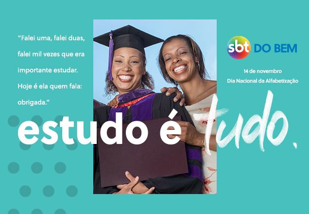 uma mãe e sua filha com diploma na mão