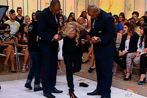 Christina Rocha cai no programa e fratura tornozelo; assista