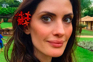 Isabella Fiorentino ganha flores de um dos filhos