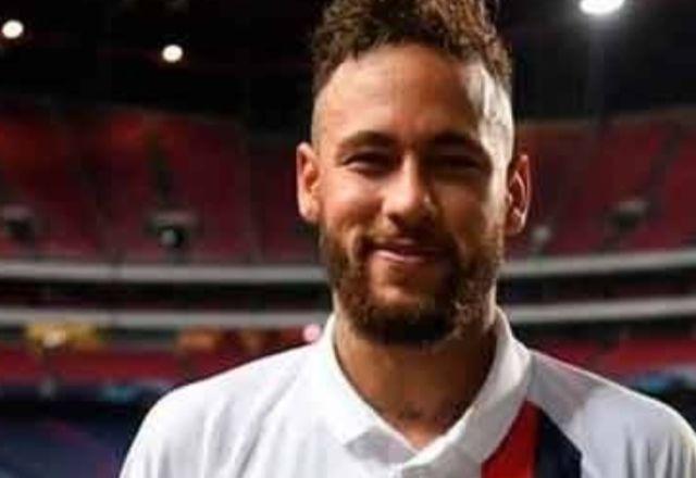 Neymar posa para foto (Reprodução/Instagram)