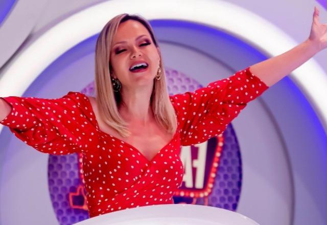 SBT TV | Eliana recebe surpresa especial de aniversário no palco do