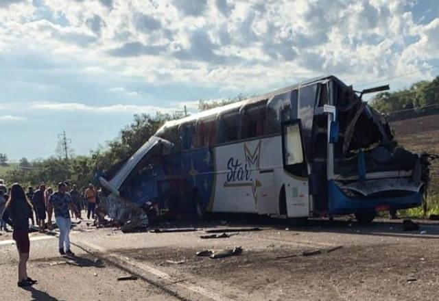 Documento aponta que ônibus escolar que levava estudantes e se