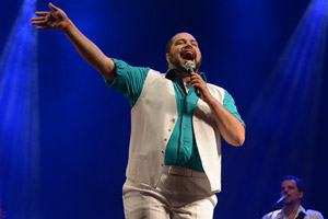 Tiago Abravanel comanda segunda noite de shows no Verão Jequitimar