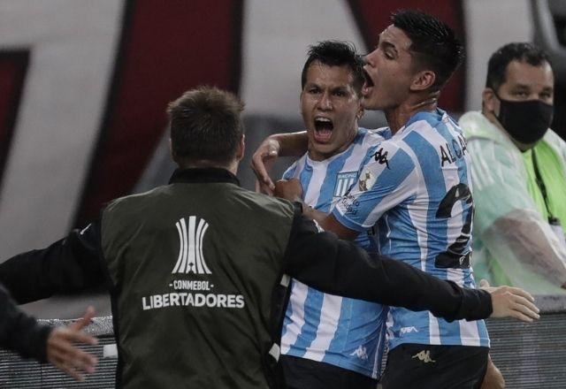 Jogadores do Racing comemorando gol no Maracanã