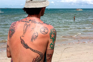 Descubra quem é o apresentador do SBT que tem várias tatuagens