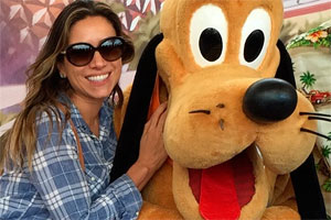Patricia Abravanel tieta Pluto em parque da Disney