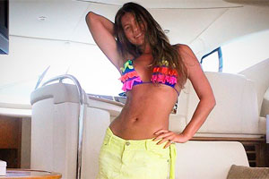 Livia Andrade se diverte após se machucar surfando