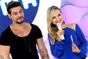 Lucas Lucco mostra barriga sarada para Eliana