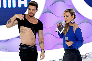 Lucas Lucco levanta camisa e mostra corpo sarado para Eliana