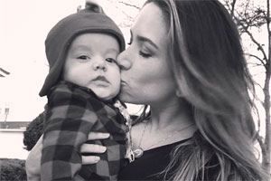 Patricia Abravanel abraça o filho em foto fofa