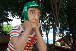 Fã faz estátua de Chaves de 5 metros de altura em MG