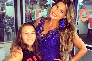 Lívia Andrade leva afilhada para curtir ensaio de escola de samba