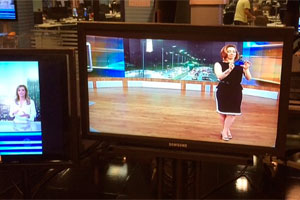 Com celular, Neila Medeiros mostra os bastidores do Notícias da Manhã