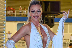 Juju Salimeni arrasa no decote em ensaio da Mancha Verde