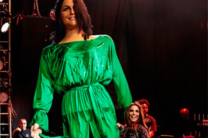 Ivete Sangalo ganha boneca gigante no Recife