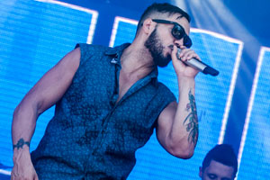 Belo faz show na orla de Olinda