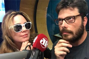 De óculos de grau, Gentili participa de programa de rádio com Sheherazade e Joseval