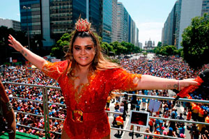 Preta Gil arrasta multidão em seu bloco no Rio