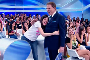 Silvio Santos se diverte com risada de participante da plateia