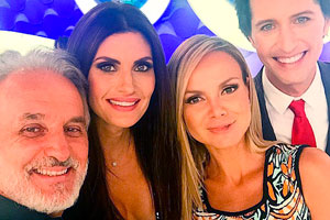 Otávio Mesquita faz selfie com Eliana, Isabella e Arlindo