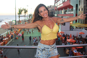 Scheila Carvalho curte trio do marido Tony Salles, no Circuito da Barra