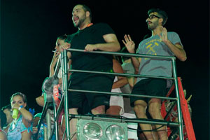 Tiago Abravanel curte em cima do trio elétrico de Anitta