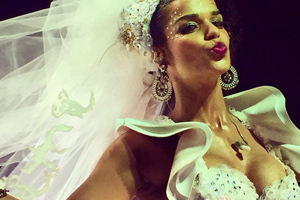 Vestida de noiva pin-up, Mari Antunes agita Salvador