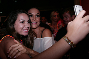 Ivete Sangalo atende fãs e tira fotos em camarote na Bahia