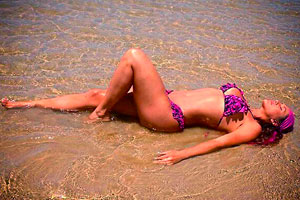 Lívia Andrade aproveita o Sol de Salvador para se bronzear
