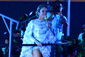 Claudia Leitte se diverte com fantasia de 7Kg: ´Me prende no chão´