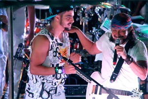 Caio Castro faz selfie com Bell Marques em cima do trio