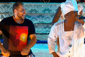 Tiago Abravanel canta com Psirico ´Xenhenhém´