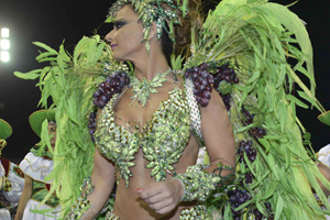 Fotos: Viviane Araújo é rainha de bateria da Mancha Verde