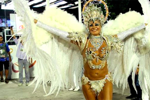 Ângela Bismarchi exibe ótima forma como rainha de bateria