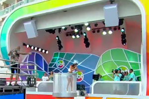 Vídeo: Léo Santana e Mari Antunes fazem dueto em frente ao estúdio SBT Folia