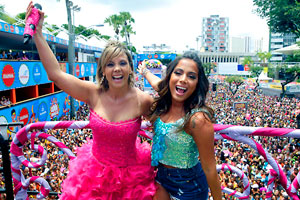 Anitta se apresenta com Carla Perez no bloco infantil Algodão Doce