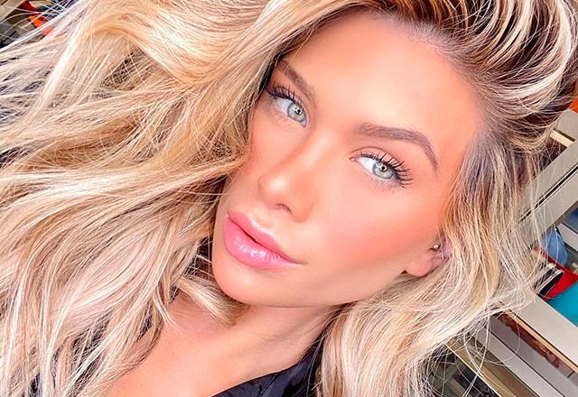 Flavia Pavanelli posa para foto (Reprodução/Instagram)