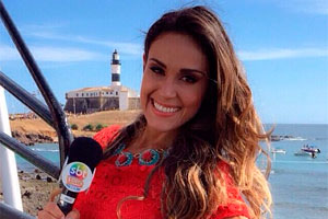 Nadja Haddad curte fim de tarde no farol durante cobertura da folia