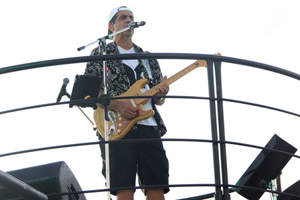 Durval Lelis agita foliões em cima de trio em Salvador