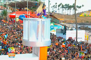 Foliões de Ivete cantam Dedinhos e deixam Eliana emocionada